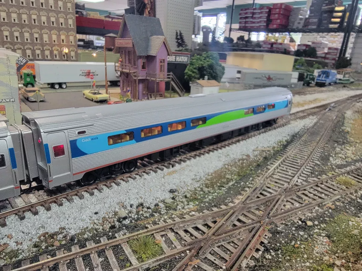 Bachmann 13113 HO Scale 85' Budd Amfleet I Amtrak Acela Regional Cafe Car - USED