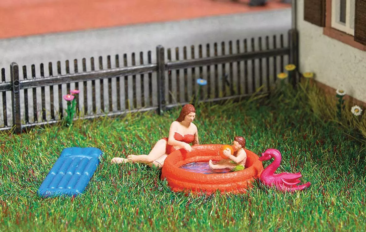 Busch 7862 HO Scale Wading Pool with Figures and Inflatable Toy