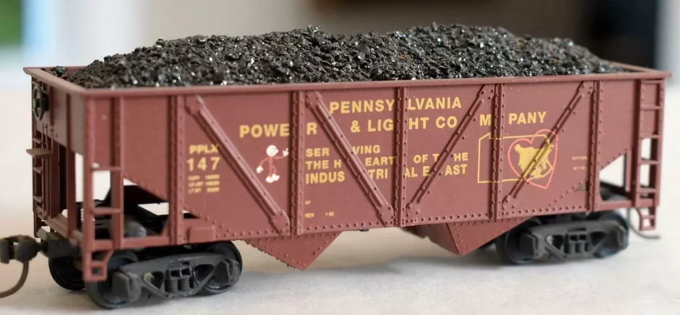 Mantua 729-203 HO Scale 32' 2Bay Open Hopper with Coal Load PP&L 147 - NOS